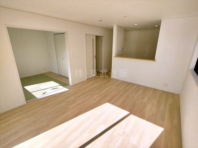 【居間・リビング】 | 比企郡吉見町東野第２０　全３棟　２号棟 | ゆったり過ごせるリビングです
