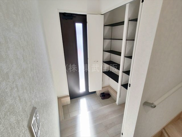 【内装】 | 比企郡吉見町東野第２０　全３棟　２号棟 | 明るい玄関です