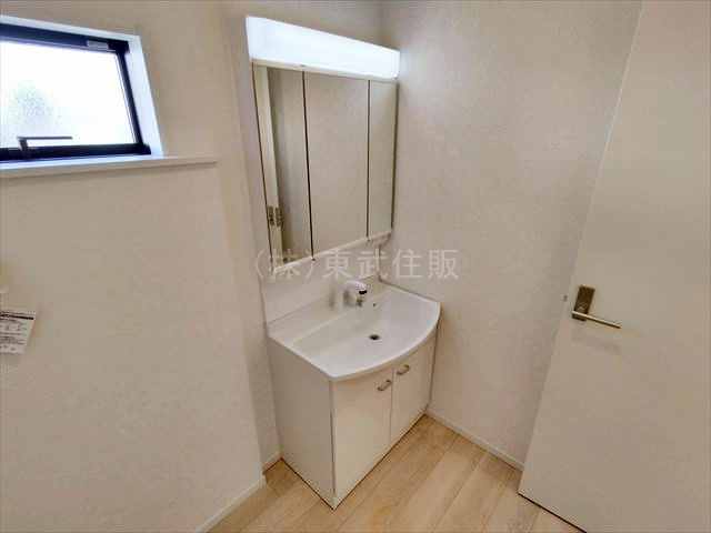 【独立洗面台】 | 比企郡吉見町東野第２０　全３棟　２号棟 | 忙しい朝に便利なシャワー付き洗面化粧台