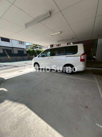 ルミエールUOZAKIの駐車場|車をお持ちの方に嬉しい駐車場付きの物件です