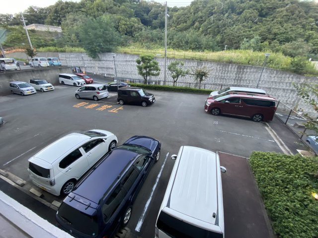 ライオンズマンション長田ヒルズ２号棟の駐車場