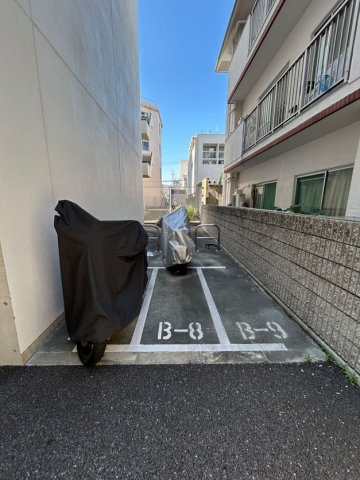 リアライズ神戸WESTの駐車場