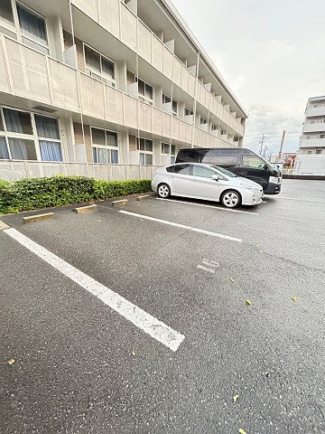 レオパレスTSUKIJIの駐車場