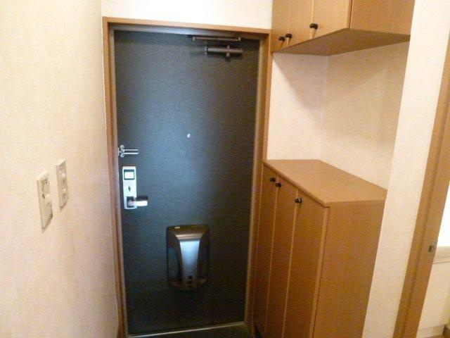 グラッチェⅡ番館の玄関