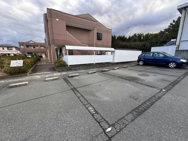 グラッチェⅡ番館の駐車場