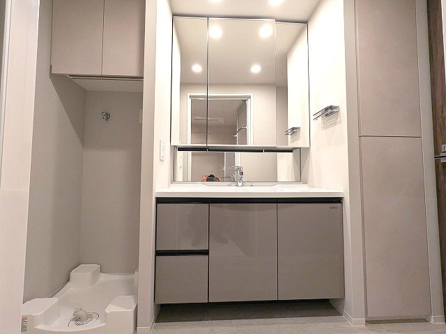 LEFOND PROGRES上野御徒町の洗面所|トイレと独立した洗面室に洗濯機置場も配置、三面鏡付ハンドシャワー付独立洗面台、洗面台下にヘルスメーターストック有、タオルフックにスマホストレージ付です