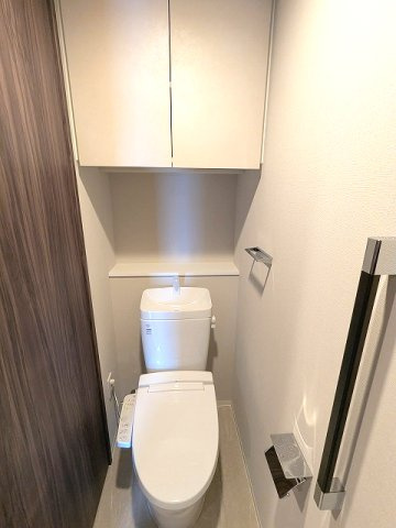 LEFOND PROGRES上野御徒町のトイレ|洗面室と独立した温水洗浄便座、ペーパーホルダーにスマポストレージ付きです