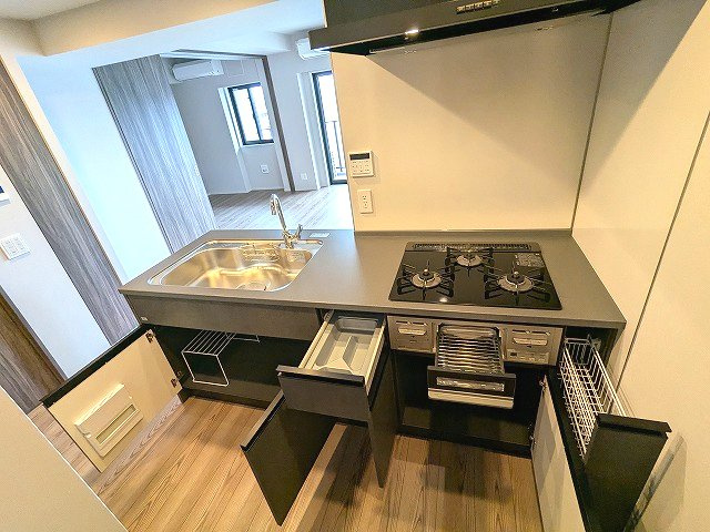 LEFOND PROGRES上野御徒町の設備|グリル付ガス3口システムカウンターキッチン、瀟洒でお手入れ楽なガラストップコンロ、、温度調節等可能なコンロ