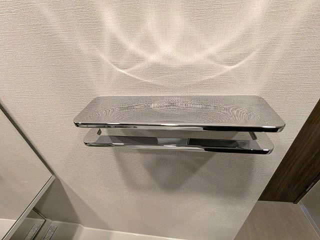 LEFOND PROGRES上野御徒町の設備|洗面台のタオルフックにスマホストレージ付です