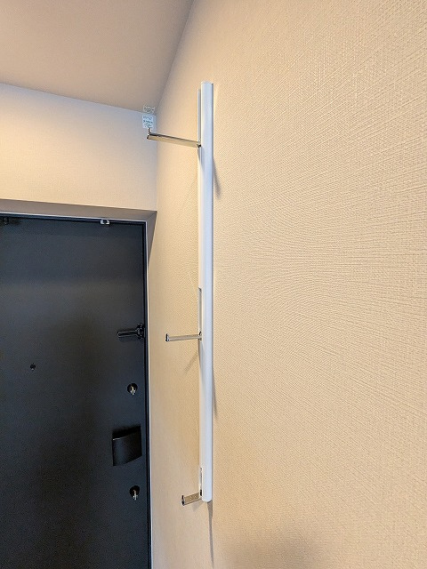 LEFOND PROGRES上野御徒町の設備|玄関に収納式コートフック付きです