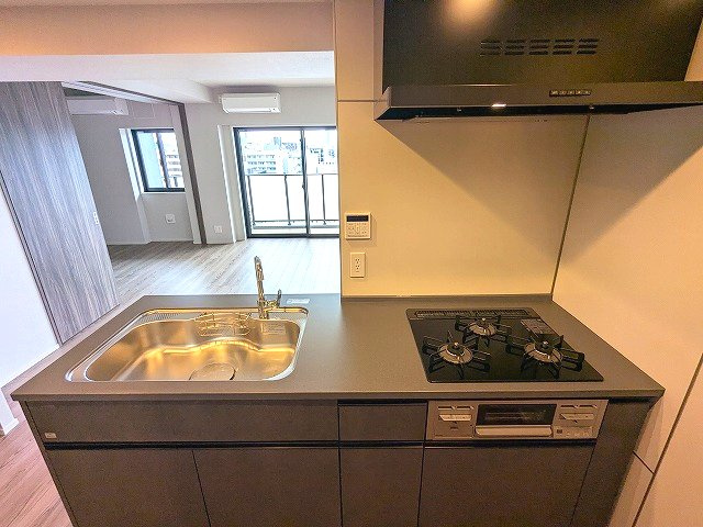 LEFOND PROGRES上野御徒町のキッチン|グリル付ガス3口システムカウンターキッチン、瀟洒でお手入れ楽なガラストップコンロ、、温度調節等可能なコンロ