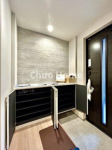 江戸川区西小松川町新築分譲住宅の玄関|【玄関】玄関には大型のシューズクローゼットを設置しておりますのでいつでもスッキリりとした空間を保てます。玄関周りを清潔に使うのはとても大事なことですよね。