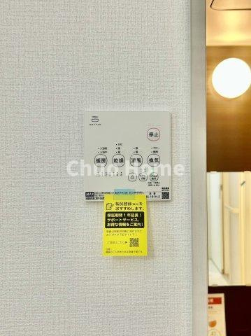 江戸川区西小松川町新築分譲住宅の冷暖房・空調設備|【浴室乾燥機】暖房・冷風・換気・乾燥が可能です。毎日を快適に過ごせるうれしい機能が揃っています。雨の日の洗濯物も安心です。