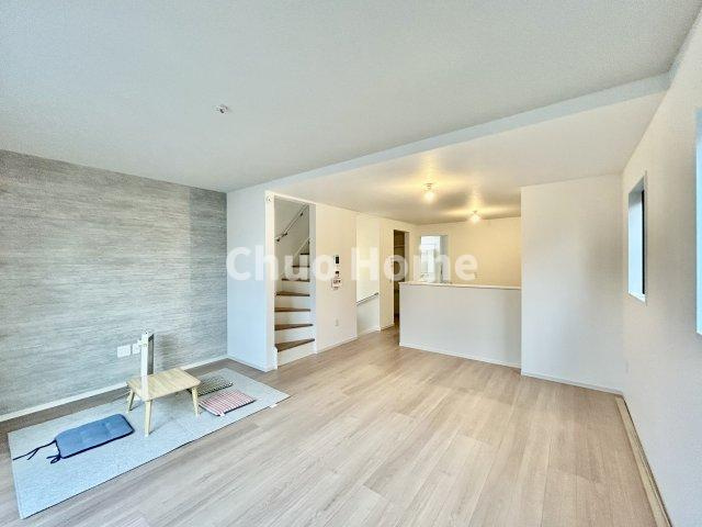 江戸川区西小松川町新築分譲住宅のキッチン|視界に広がりを生むオープンなキッチン。料理や片付けをしながら、家族との会話を楽しんだり、リビングで遊ぶ子どもを見守れます。ご見学時には家具の配置などもイメージしながらぜひご覧になって見て下さい。