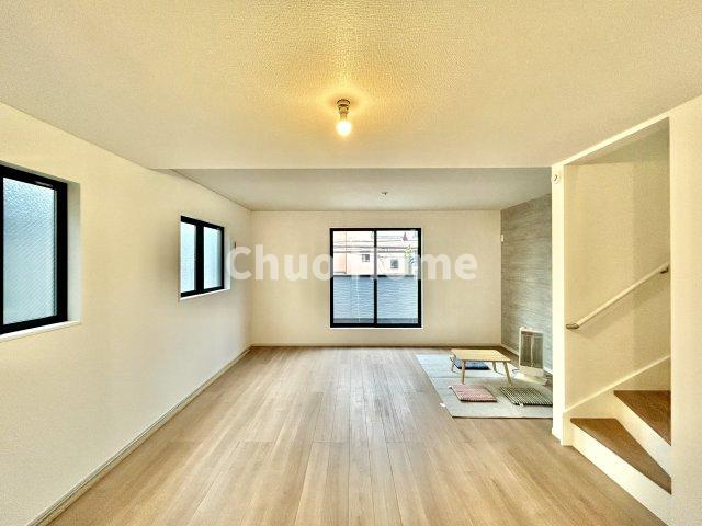 江戸川区西小松川町新築分譲住宅の居間・リビング|【リビングダイニング】一日の中で多くの時間を過すことになるリビングダイニングだからこそ、いつも穏やかな空間であることが必然。爽やかな通風と採光を存分に感じる事が出来る空間です。