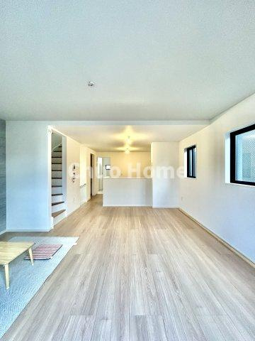 江戸川区西小松川町新築分譲住宅のダイニング|【ダイニング】忙しい朝でも、しっかり家族が揃って食事をして頂けるゆとりある大きさのダイニングスペース。奥様が作る手料理をカウンター越しに受けとって頂き、テーブルで囲む素敵な時間を存分に愉しんで下さい。