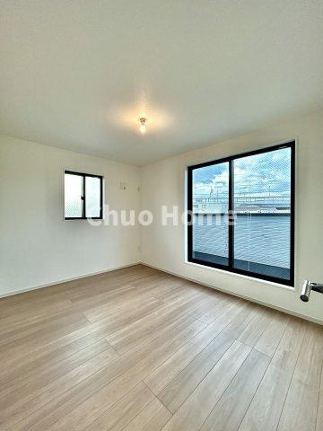 江戸川区西小松川町新築分譲住宅の寝室|【寝室】心と体をゆったりと安らげる主寝室。寝室のゆとりが大きい分だけ、暮らしの安らぎは深まります。一日の疲れを癒すだけでなく、ご夫婦の親密な語らいを紡ぎ出します