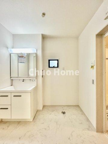 江戸川区西小松川町新築分譲住宅のランドリースペース|【ランドリースペース】担当者がスケールを持ち歩いておりますので、ご見学時には現在お使いの洗濯機などがきちんと収まるかなどもチェックして下さい。見学前に測っておくと非常に便利だと思います。