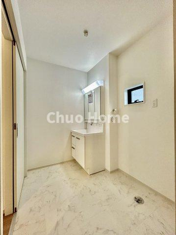 江戸川区西小松川町新築分譲住宅の脱衣所|【洗面所】明るい洗面所は朝をすっきりさせてくれる空間です。バタバタしている忙しい朝でも収納が多い洗面台では短い時間で効率良く支度ができます。