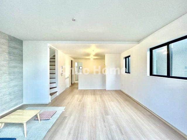 江戸川区西小松川町新築分譲住宅の居間・リビング|【居間・リビング】「ＬＤＫは家族団らんをデザイン」広いＬＤＫでは家族が集まり一緒の時間を過ごせる工夫がされております。何気ない一日の当たり前のひとコマがいつか一生の宝物になります