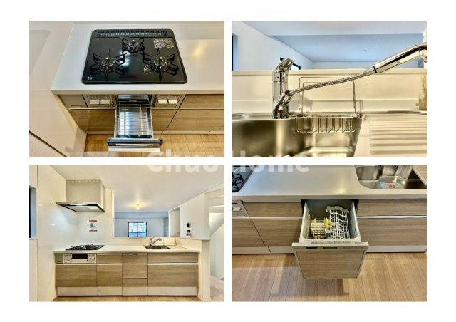 江戸川区西小松川町新築分譲住宅のキッチン|【システムキッチン】ワイドで収納豊富な使い勝手の良いカウンターキッチンには、食洗器や伸縮タイプのキッチン水栓、三ツ口コンロ・魚焼きグリルなどの便利な設備が標準完備されています。