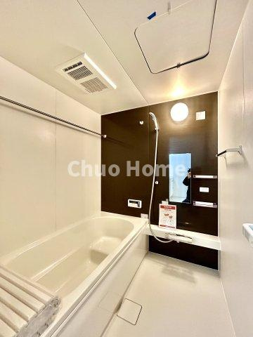 江戸川区西小松川町新築分譲住宅の浴室|【バスルーム】暖房換気乾燥機付きシステムバスルーム。暖房・冷風・換気・乾燥など、毎日を快適に過ごせるうれしい機能が揃っています。雨の日の洗濯物も安心です。