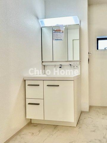 江戸川区西小松川町新築分譲住宅の独立洗面台|【洗面化粧台】洗面化粧台には三面鏡を採用。身だしなみを整えやすい事はもちろんですが、鏡の後ろに収納スペースを設ける事により、散らかりやすい洗面スペースをすっきりさせる事が出来るのも嬉しいですね