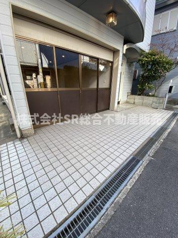 南上小阪中古戸建の駐車場|お車をお持ちの方には嬉しい駐車スペースがあり、自転車・バイクも置けます！