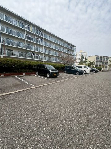 名谷六団地三一号棟の駐車場|駐車場があります