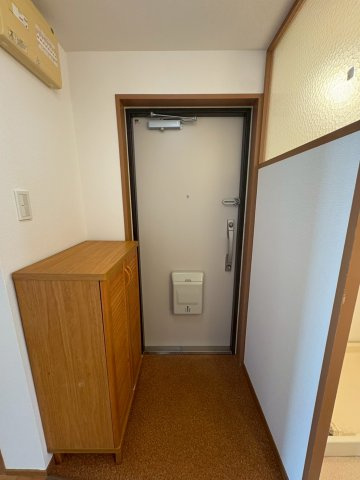 名谷六団地三一号棟の玄関|収納もある玄関です