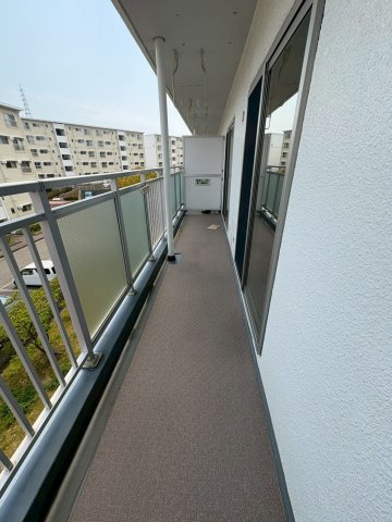 名谷六団地三一号棟のバルコニー|暖かな日差しのふりそそぐバルコニー