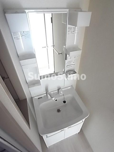 吉本マンションの洗面所|明るい洗面所です