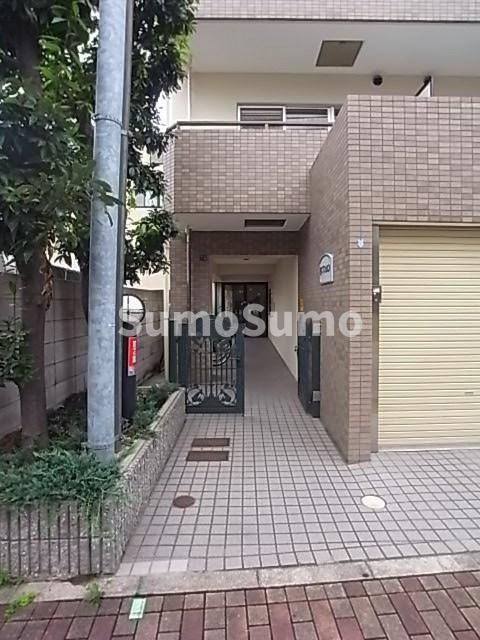 吉本マンションのエントランス|建物の内部です