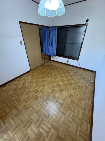 堀切戸建の寝室|広くて明るい寝室