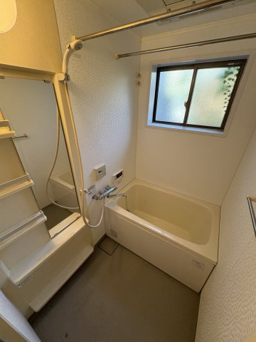 堀切戸建の浴室|コンパクトで使いやすいお風呂です