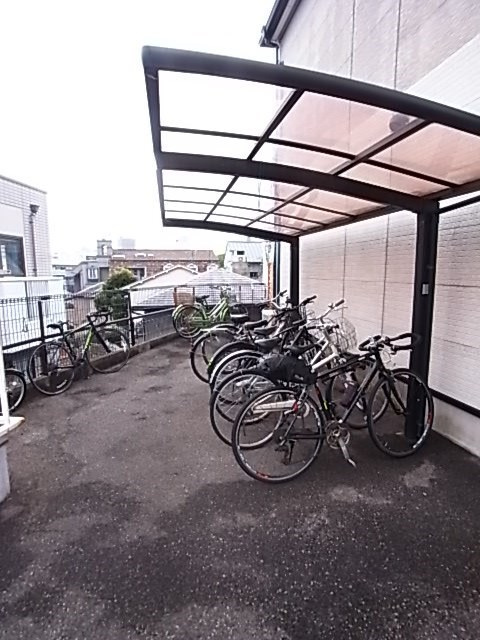 大倉山ハイツB棟の駐車場