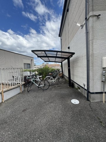 大倉山ハイツB棟の駐車場