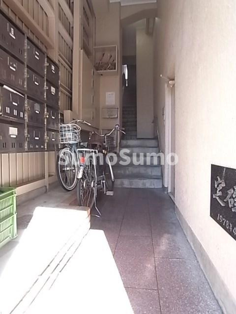小林マンションのロビー|建物の内部です