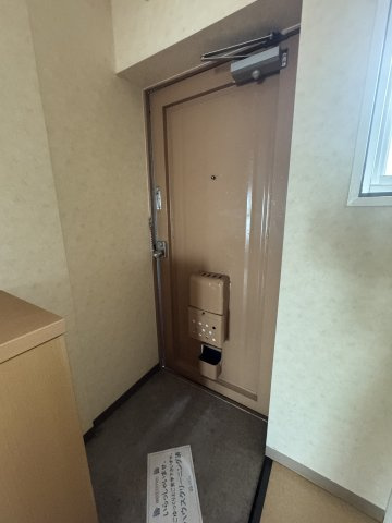 平野マンションの玄関