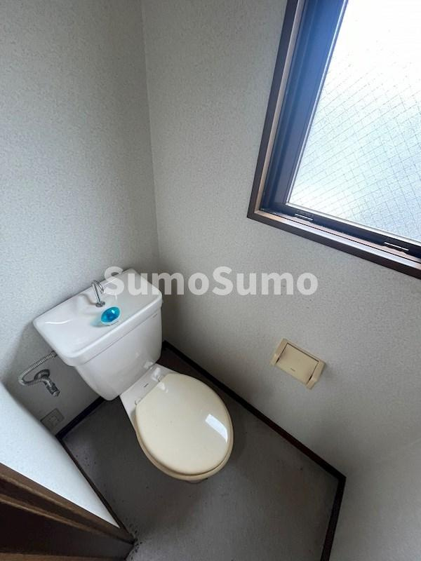 旭マンションのトイレ|落ち着いた色調のトイレです