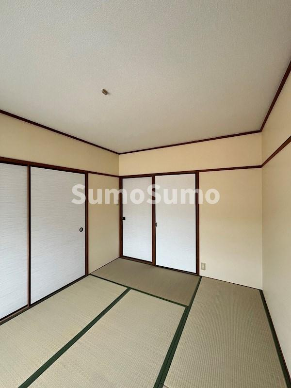 旭マンションの和室|畳の上でゆっくりとくつろげる和室です
