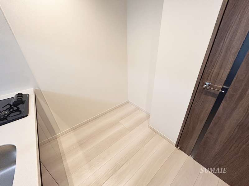 Weave Base - Oji Kamiyaのキッチン|冷蔵庫置場です