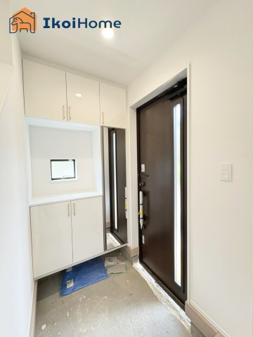 神戸市西区南別府4丁目　A号棟　新築戸建の玄関|【ホームページに現地動画掲載中】●年中無休：当日予約可●靴をたくさん収納できるシューズボックス完備！