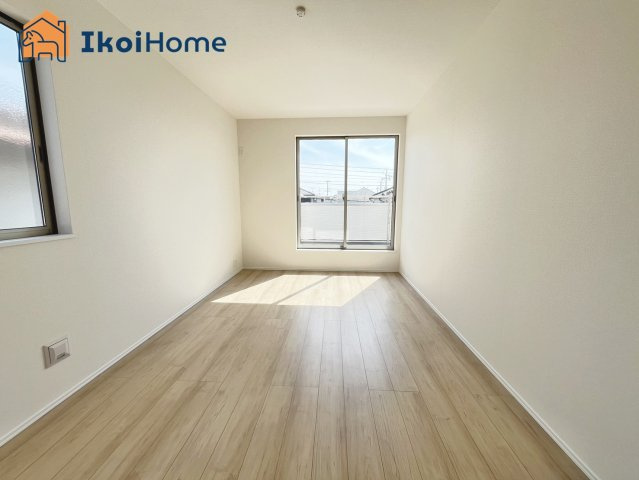 神戸市西区南別府4丁目　A号棟　新築戸建の寝室|◆同社施工例◆注意。カーテン・カーテンレールは付いておりません。弊社にご相談ください。