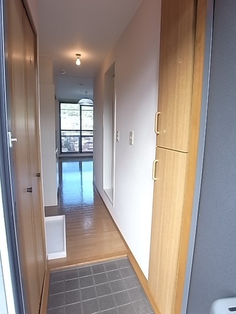 中山手ガーデンパレスＢ棟の玄関