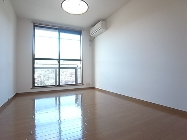 中山手ガーデンパレスＢ棟の居間・リビング