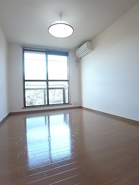 中山手ガーデンパレスＢ棟の居間・リビング