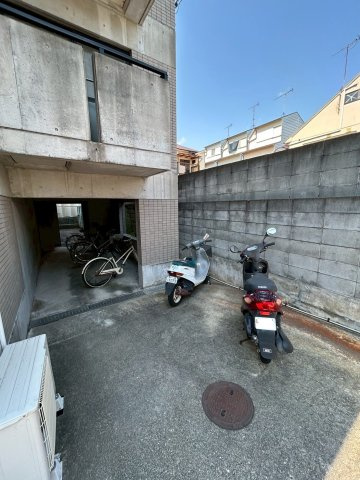 レジデンス長田の駐車場