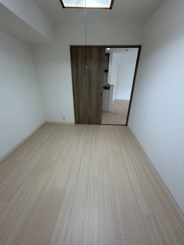 塚口さんさんタウン2番館の洋室|落ち着いた色調の洋室です