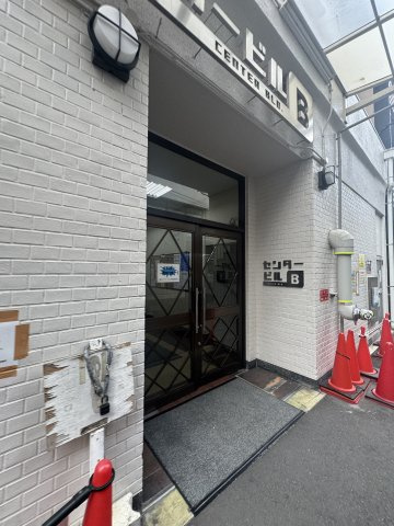 湊川センタービルＢ棟のエントランス